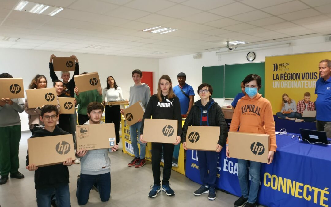 Des ordinateurs distribués à nos Lycéens